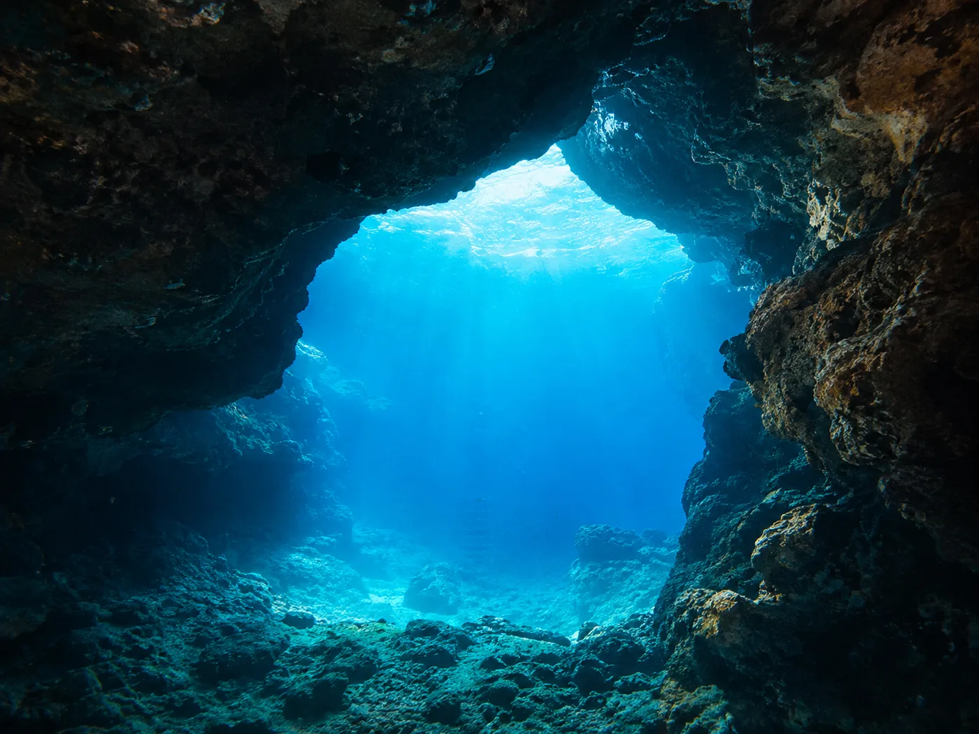 La luce blu della grotta arriva da una seconda apertura sommersa, molto più grande di quella visibile