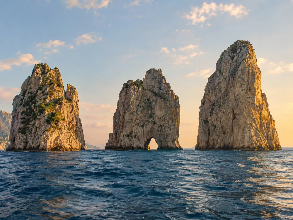 I Faraglioni, sul lato dell’isola opposto alla Grotta Azzurra