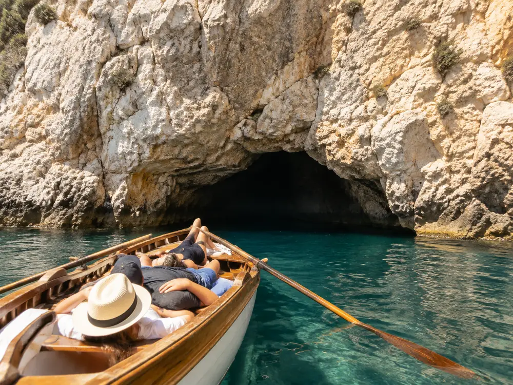 L’imboccatura della Grotta Azzurra, alta circa un metro sul pelo dell’acqua, con una barca a remi in attesa