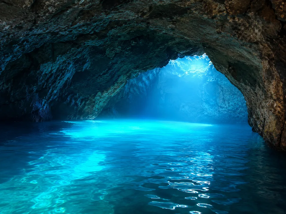 L’interno della Grotta Azzurra illuminato di blu dall’apertura sommersa