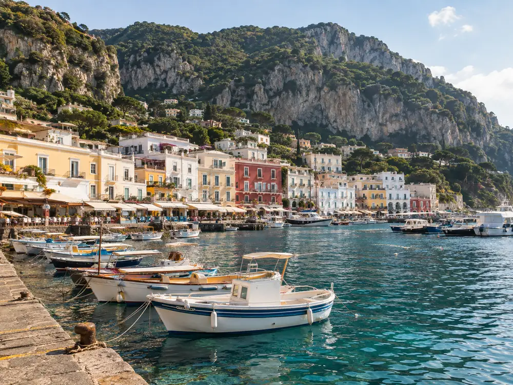 Marina Grande di Capri, dove partono i motoscafi per la Grotta Azzurra