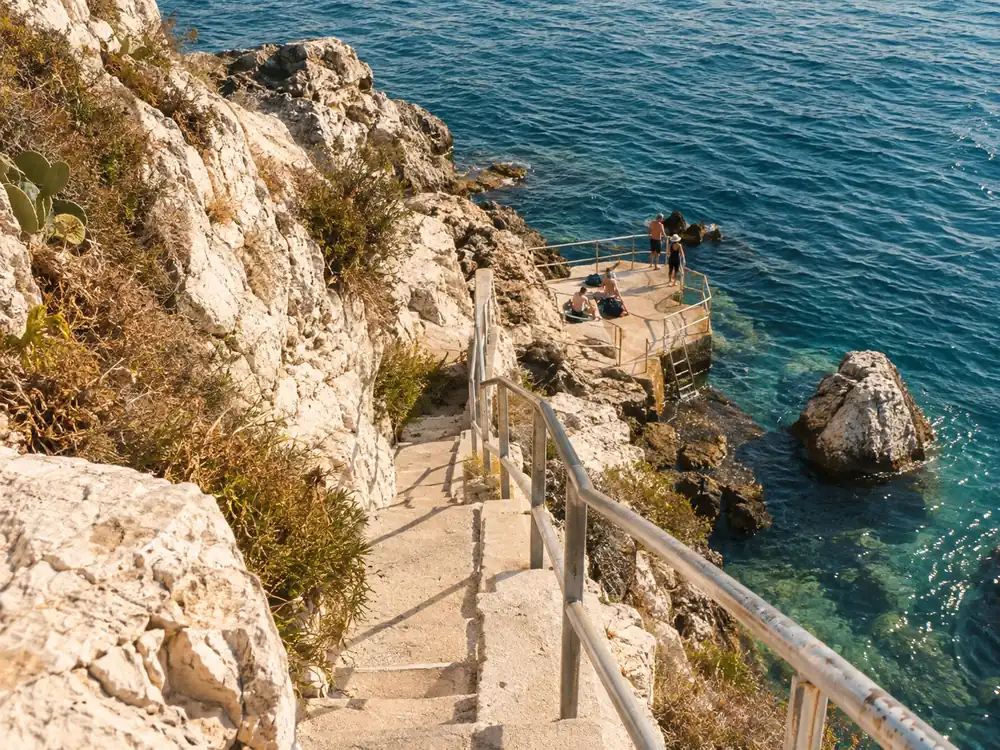 La rampa di scale che scende dalla strada di Anacapri fino all’approdo delle barche a remi